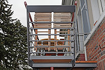 Stahlbalkon mit einem gewendelten Treppenaufgang und einem Holzbelag 37-07