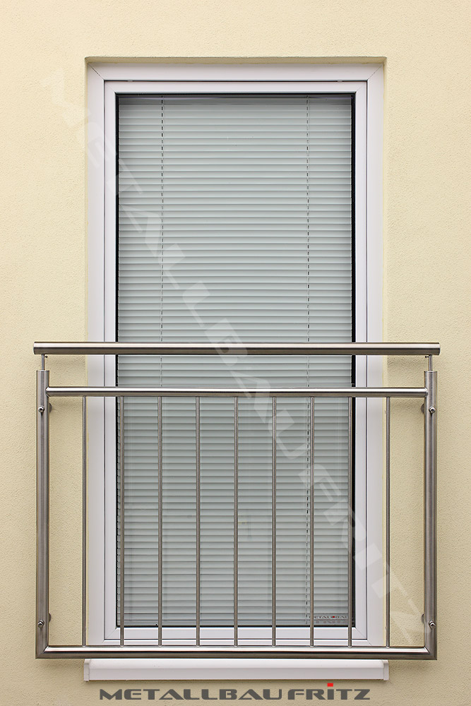 Franzsischer Balkon aus Edelstahl mit einem durchgehenden Handlauf - Franzsischer Balkon 63-01  -  (c) by Metallbau Fritz