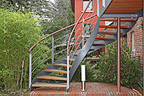 Stahlbalkon mit einer halbgewendelten Stahltreppe die zum Garten hinf�hrt - (c) by Metallbau Fritz