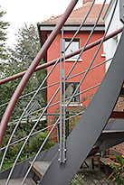 Stahlbalkon mit einer halbgewendelten Stahltreppe die zum Garten hinfhrt 08-16