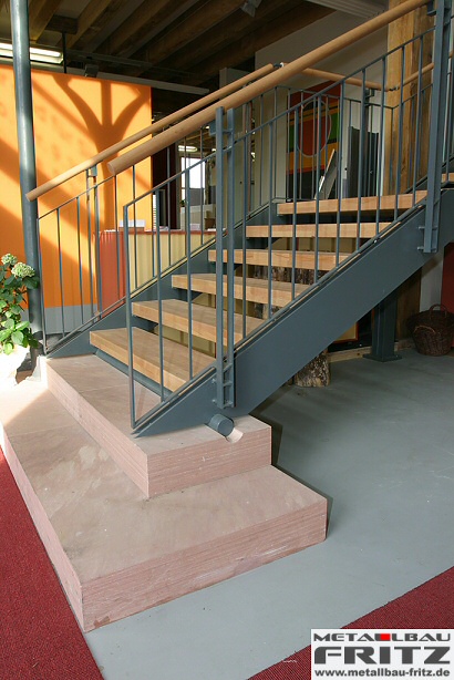 Treppe innen 08 - Geradlufige Treppenanlage mit Zwischenpodest - Treppe innen 08-07  -  (c) by Metallbau Fritz