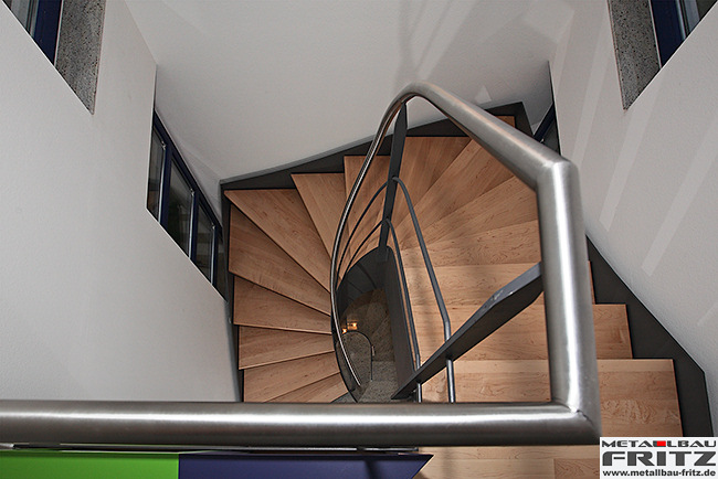Treppe innen 12 - Halbgewendelte Wangentreppe - Wangentreppe innen 12-10  -  (c) by Metallbau Fritz