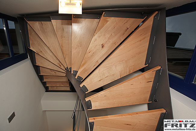 Treppe innen 12 - Halbgewendelte Wangentreppe - Wangentreppe innen 12-13  -  (c) by Metallbau Fritz